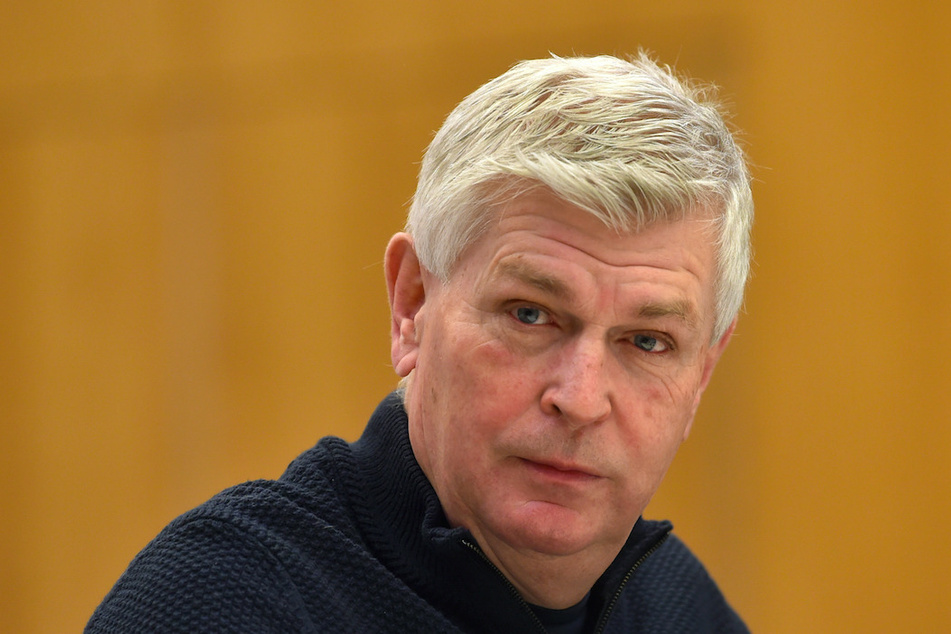 Wolfgang Hatz (61), ehemaliger Audi-Ingenieur, Forschungs- und Entwicklungsvorstand bei Porsche sowie Leiter der Aggregateentwicklung bei Volkswagen und Mitangeklagter im Prozess, wartet im Landgericht München auf den Beginn des Verhandlungstages.