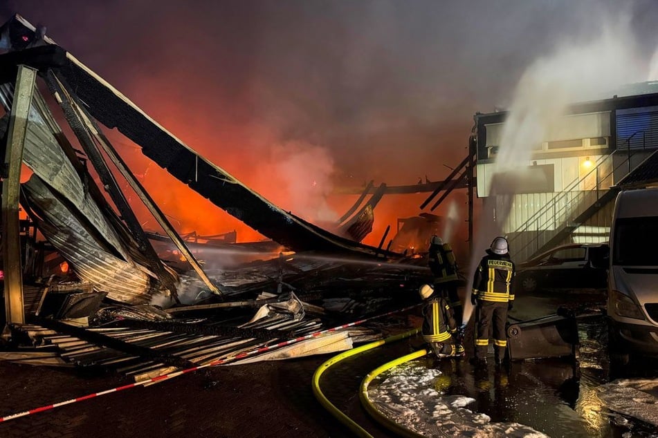 Großbrand im Industriegebiet: Halle stürzt in Flammen ein
