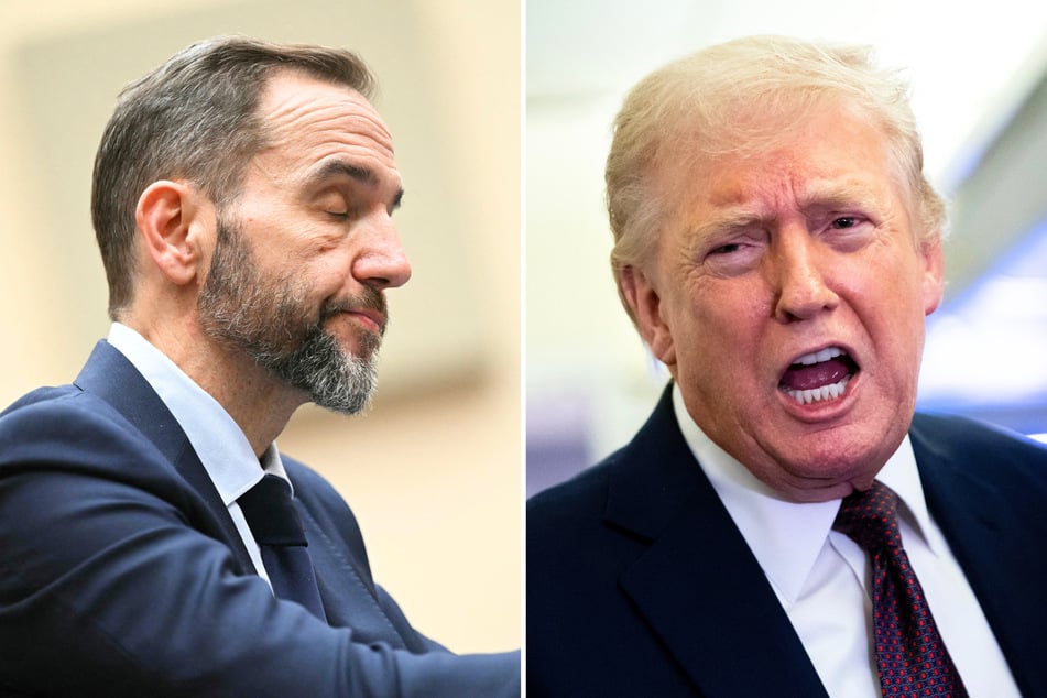 A 2023 memo from Special Counsel Jack Smith (l) reportedly claims that President Donald Trump (r) took classified documents from the White House at the end of his first term in office.