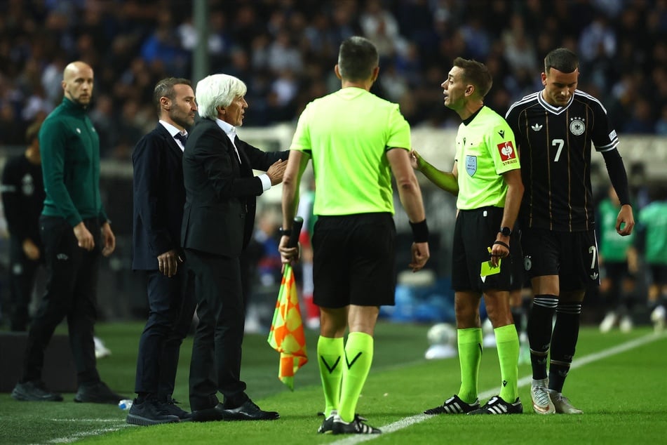 Später kriegte sich auch Griechen-Trainer Ivan Jovanović (3.v.l.) mit dem Referee in die Haare.