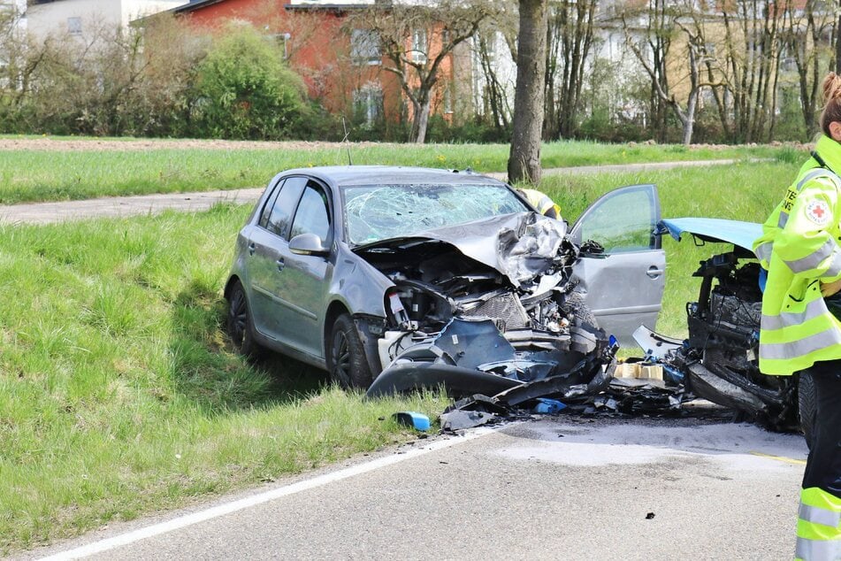 Zahlreiche Trümmerteile verteilten sich auf der Landstraße.