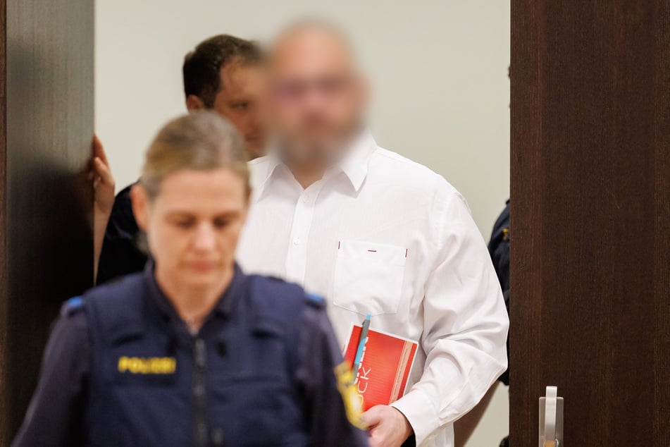 ... Komplize Ugur T. (48, weißes Hemd) wurden verurteilt.