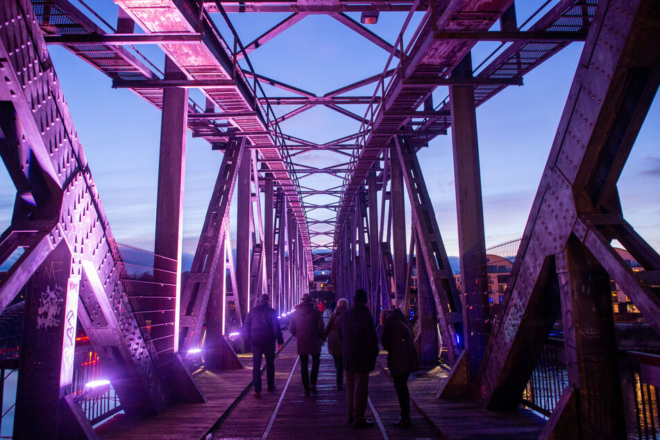 Am Mittwochabend dachte sich ein Magdeburger, dass er gerne einmal die Hubbrücke hinaufklettern würde, anstatt sie nur zu überqueren. (Archivbild)