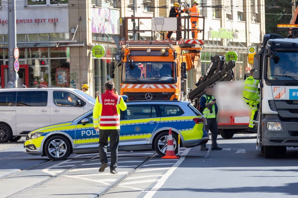 Die Polizei hat den Bereich abgesperrt, während der zuständige Fachbereich der DVB versucht, die beschädigte Leitung zu reparieren.