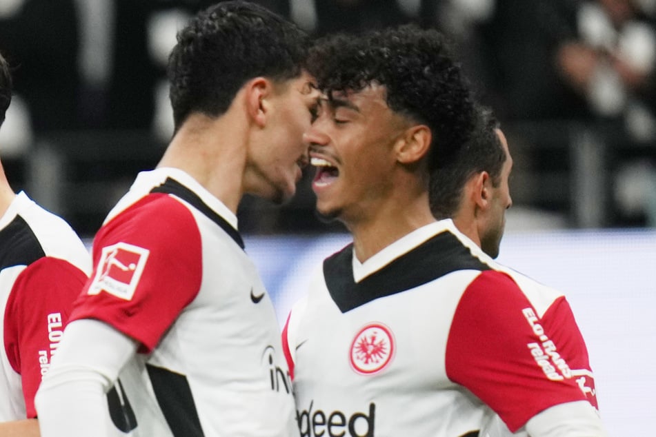 Nathaniel Brown (21, r.) feiert mit Can Uzun (18) dessen Treffer zum 6:2 für Eintracht Frankfurt.