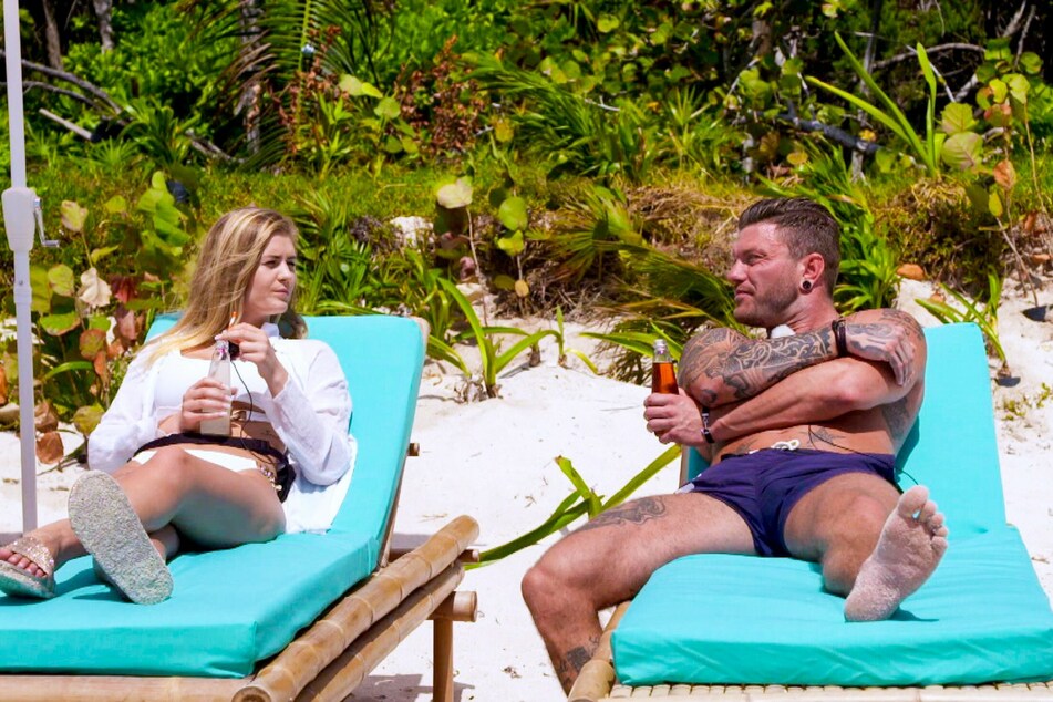 Hanna (23) und Till (32) warten am Strand auf den Einzug eines weiteren Ex-Partners.