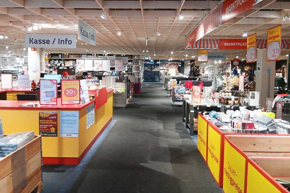 Im Abverkauf bei ROLLER in Oldenburg gibt's satte 50 Prozent Rabatt¹ auf Möbel.