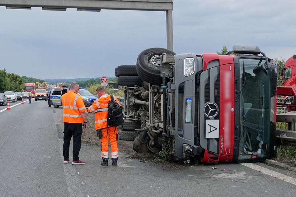 Beim Actros platzte offenbar der linke Vorderreifen.