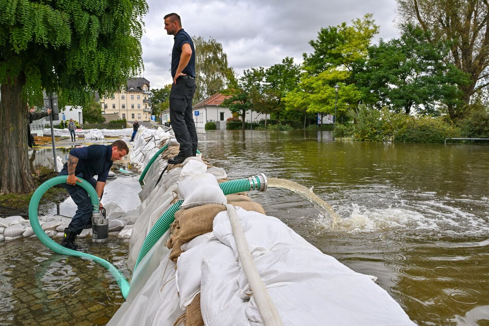 In Eisenhüttenstadt (Oder-Spree-Kreis) kämpfen Einsatzkräfte gegen die Wassermassen.