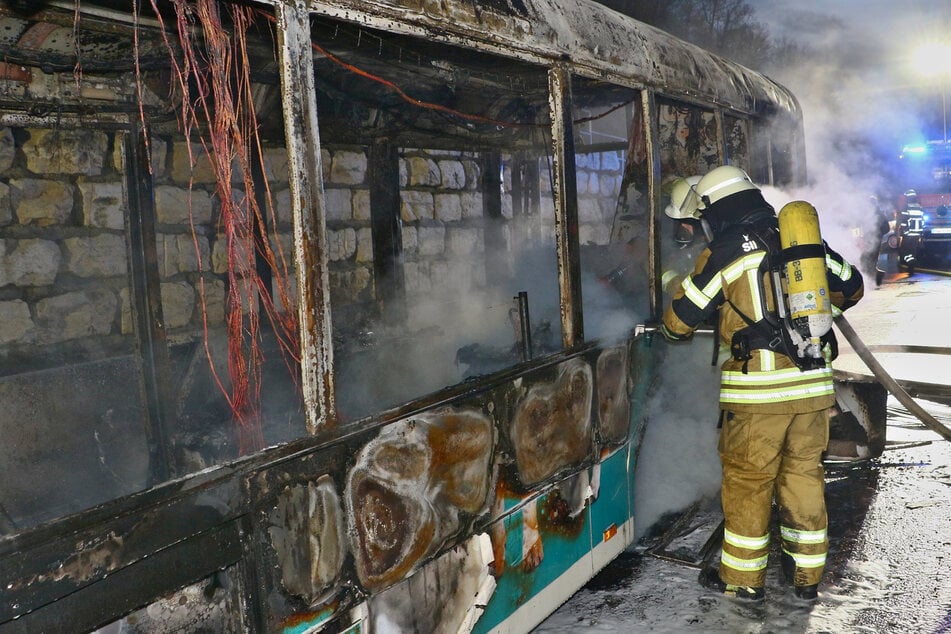 Unfall A81: Linienbus fängt während der Fahrt Feuer: Staus auf A81 und A8!