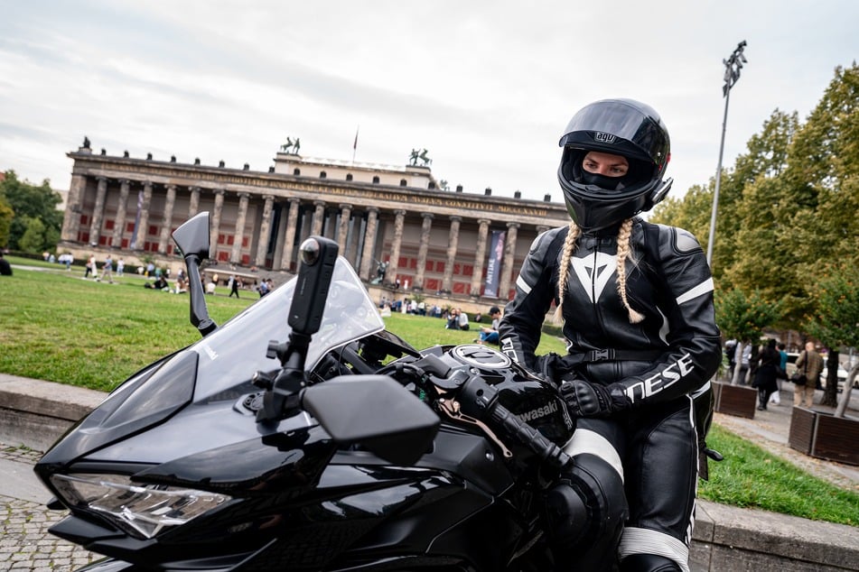 Auf Social Media bekam die 28-Jährige Hunderte Kommentare zu ihren Filmen vom Bike.