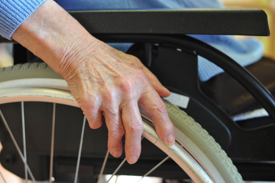 Der Rollstuhl mit der schwer kranken Seniorin setzte sich plötzlich in Bewegung. (Symbolbild)