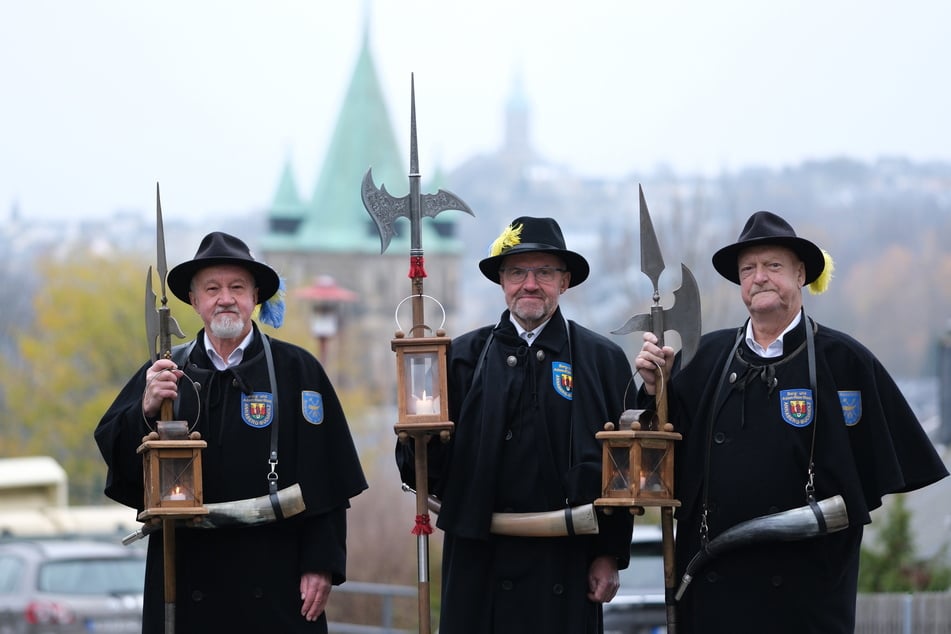 Rainer Eckel (v.l.), Joachim Reuter (65) und Dieter Frank stehen in ihren Rollen als touristische Nachtwächter beisammen.