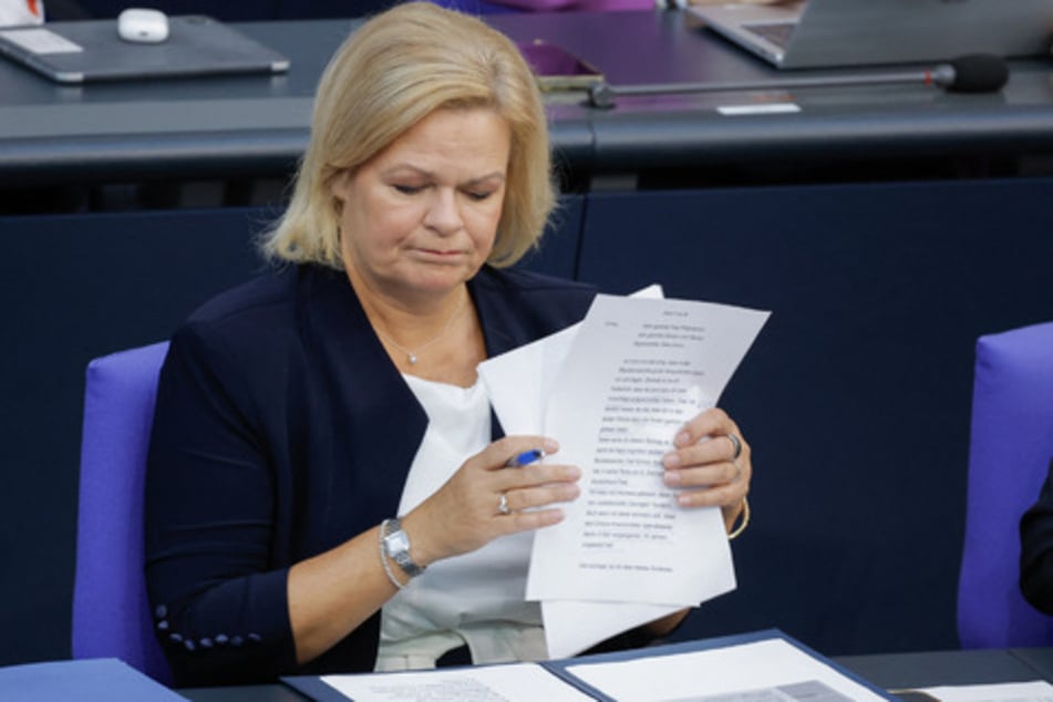 Hat sich Nancy Faeser verzettelt? An ihrem vorletzten Tag als Innenministerin präsentierte sie ein 1100 Seiten dickes Gutachten, ohne konkrete Anhaltspunkte für die Einstufung der AfD als "gesichert rechtsextrem" zu nennen.