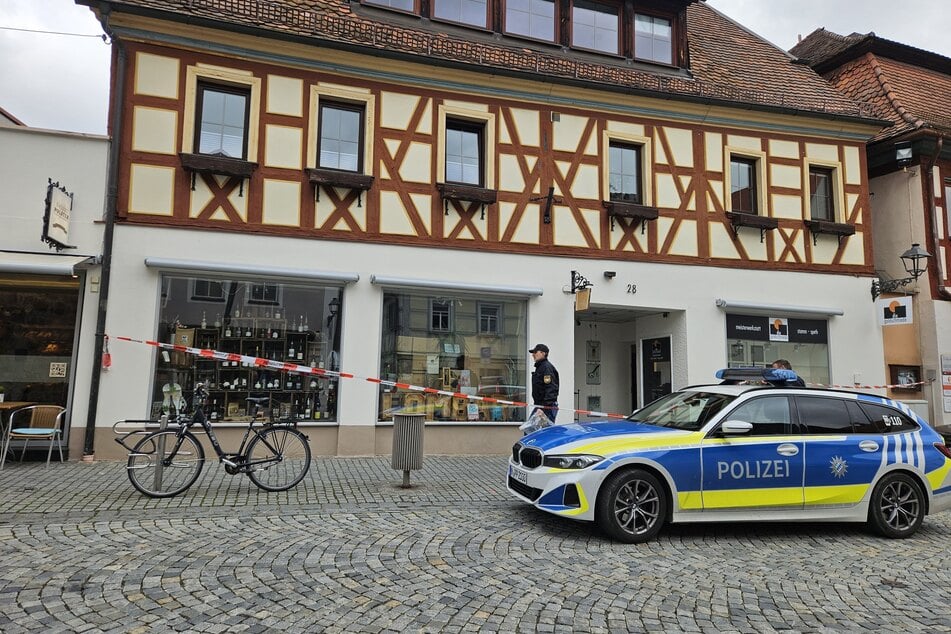 Maskierte überfallen Juwelier und verletzen Angestellte: Polizei sucht nach Täter