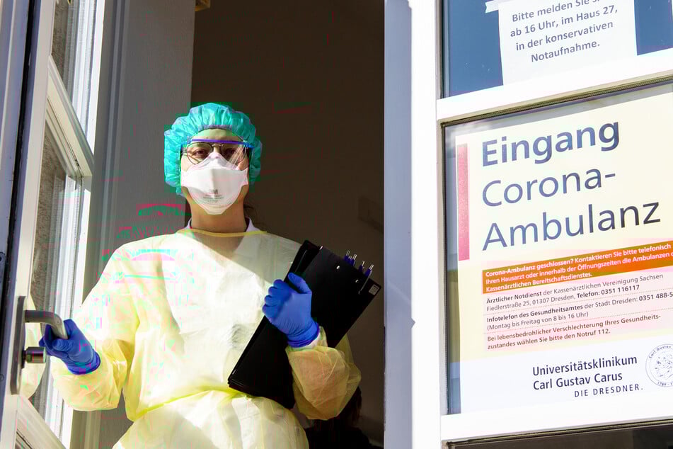 Eine Infektiologin der Klinischen Infektiologie am Dresdner Uniklinikum steht am Eingang der Corona-Ambulanz.