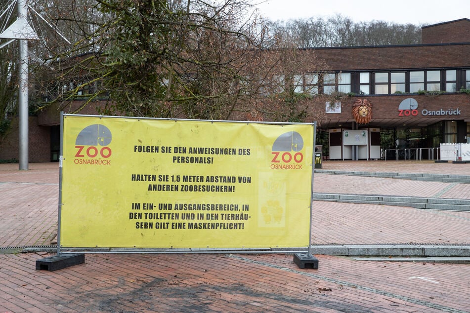 Auf einem Plakat wird um Abstand zu anderen Zoobesuchern gebeten.