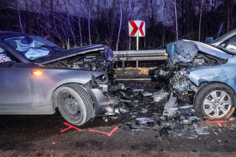 Beide Autos wurden bei dem Frontalcrash schwer beschädigt.