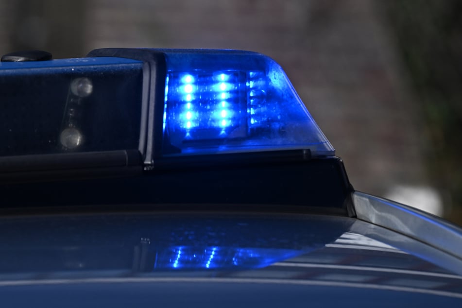 Junger Mann versucht Angehörige zu überfahren: Polizei fahndet