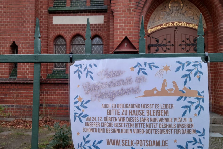 Der Schriftzug "Videogottesdienst an Heiligabend" steht auf einem Banner, das vor einer Kirche der "Selbständigen Evangelisch-Lutherischen Kirche" (SELK) angebracht ist.
