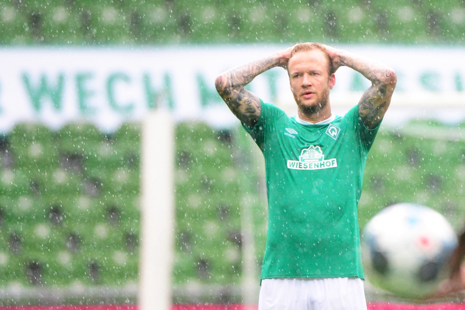 Werder Bremen um Abwehrspieler Kevin Vogt steht aktuell im wahrsten Sinne des Wortes im strömenden Regen.