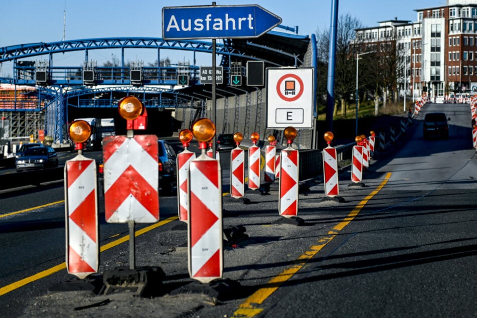 Fahrzeuge passieren die Warnschilder einer Autobahnbaustelle an der Auffahrt zu A7 in Hamburg Stellingen.