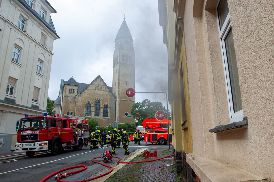 Das Feuer war am Freitagvormittag in einem Haus in der Morgenbergstraße, direkt an der Markuskirche ausgebrochen.