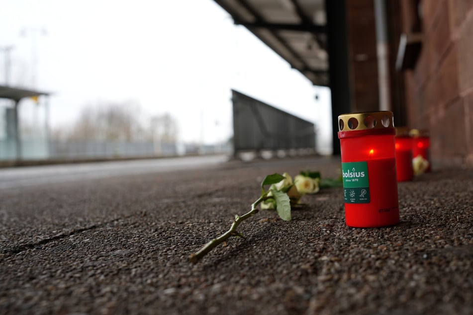Kerzen und Blumen wurden auf dem Landshuter Bahnhof in Gedenken an den getöteten Zugbegleiter abgelegt.