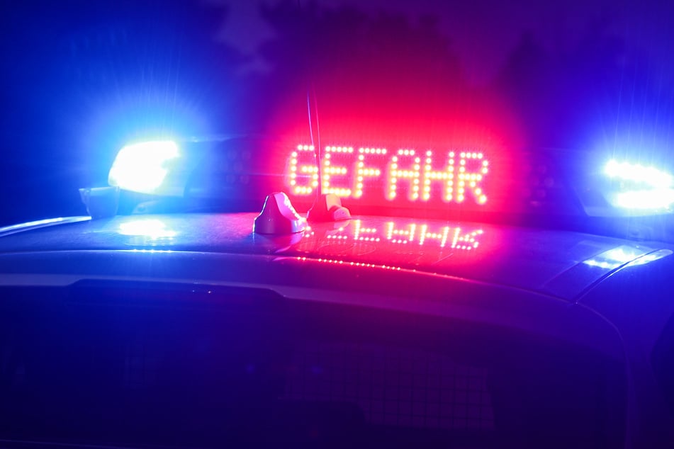 Bei der Polizei waren gegen 2.30 Uhr mehrere Notrufe eingegangen und hatten den Falschfahrer gemeldet. (Symbolbild)