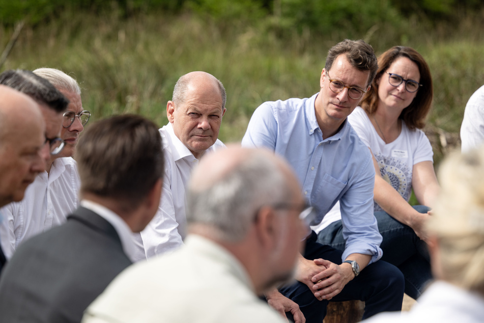 Scholz (M.) unterhielt sich bei seinem Windpark-Besuch mit Bürgern und Betreibern.