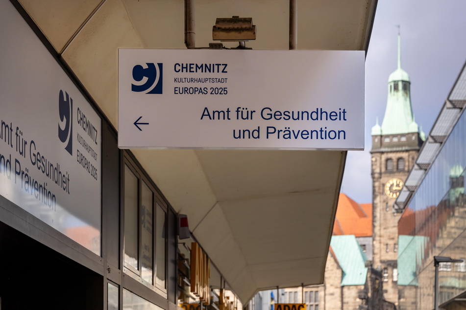 Der Eingang des Chemnitzer Gesundheitsamtes in der City.