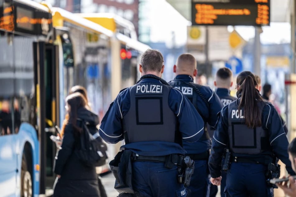 Ein junger Mann (18) belästigte am gestrigen Donnerstag Passanten an der Zentralhaltestelle in Chemnitz - die Polizei griff durch! (Symbolbild)