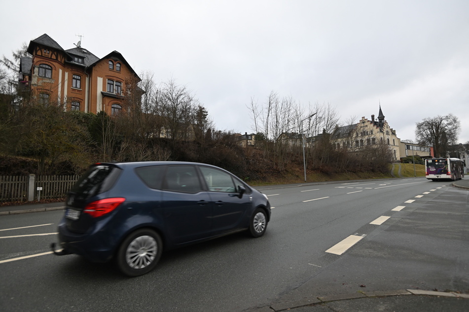 Vollsperrung nach tödlichem Unfall: Auto erfasst Fußgänger im Vogtland