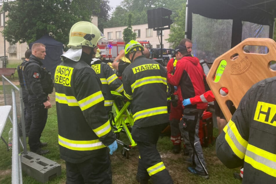 Rettungskräfte versorgen eine verletzte Person.