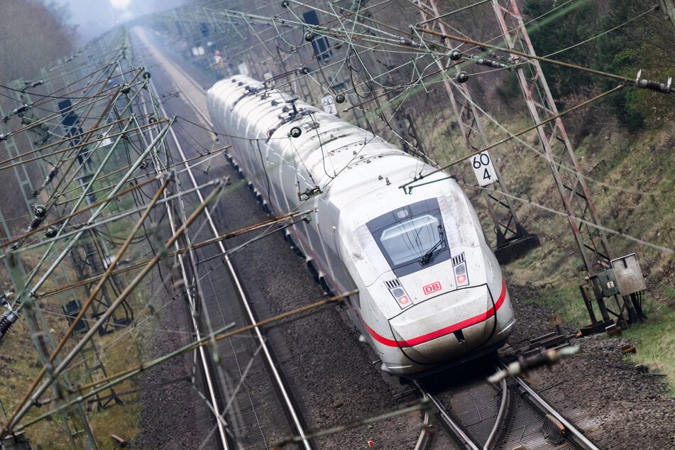 Der ICE konnte nicht mehr weiterfahren. Alle Fahrgäste mussten umsteigen. (Symbolfoto)