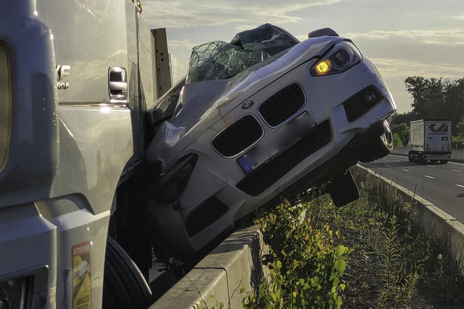 Unfall A8: Schwerer Lkw-Crash! BMW auf Betonleitwand geschoben