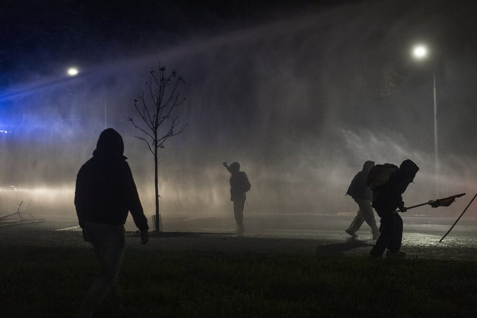 Die Polizei setzte Wasserwerfer gegen die Protestler ein, 15 Menschen wurden festgenommen.