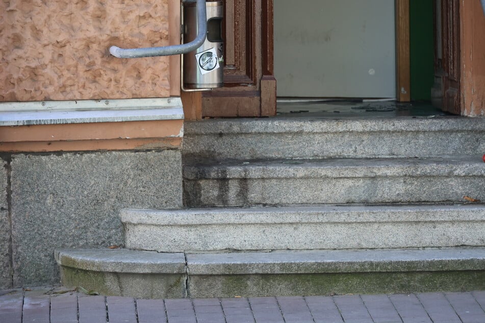 Die stinkende Flüssigkeit hatte sich im Eingangsbereich und auf den Stufen vor dem Haus verteilt.