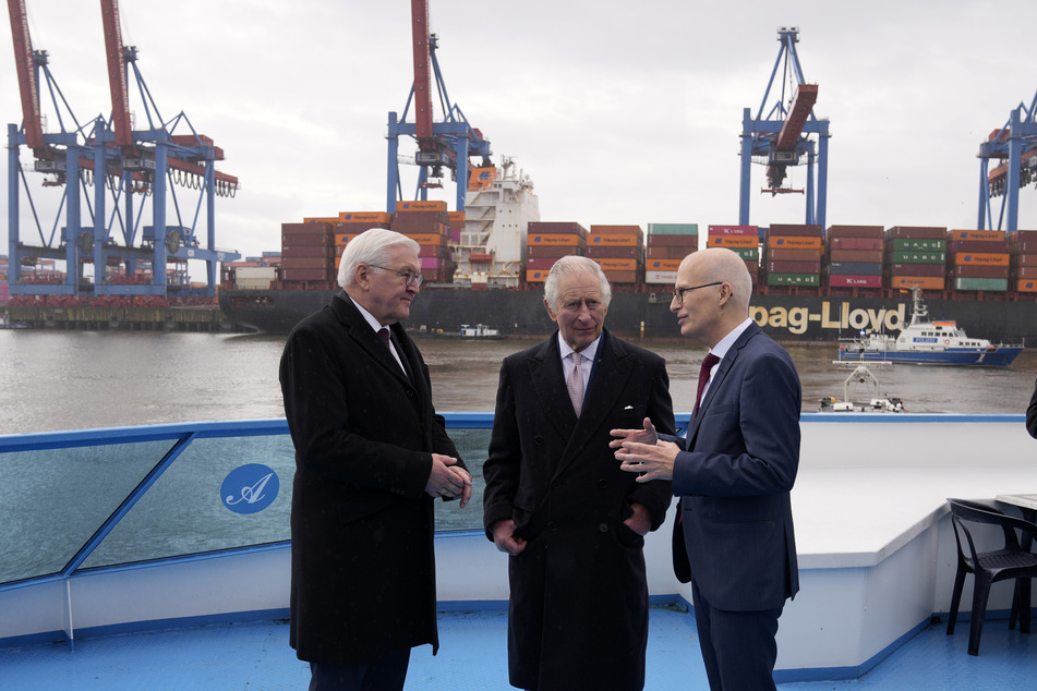 Der britische König Charles III. (m) unterhält sich mit Bundespräsident Frank-Walter Steinmeier (l) und Peter Tschentscher (SPD), Erster Bürgermeister von Hamburg, bei einer Bootstour im Hamburger Hafen.