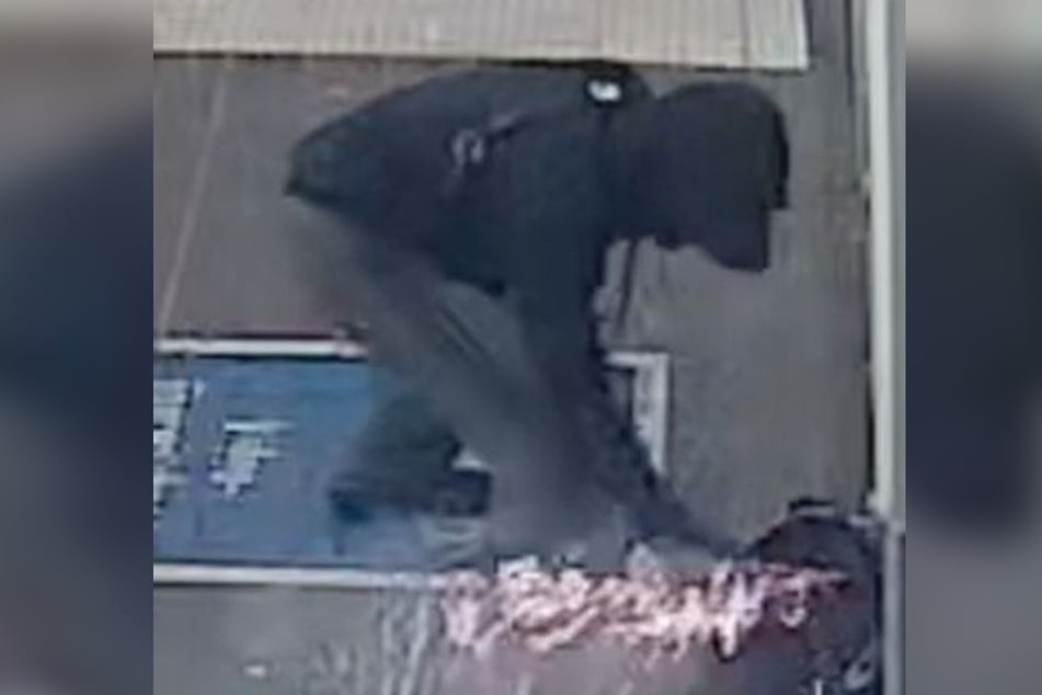 Gegen 1.30 Uhr am Donnerstag hatte der Unbekannte einen Rucksack vor einem Kiosk nahe dem Bahnhof abgelegt und zweimal eine Zündschnur gezündet.