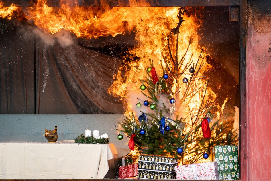 Rund 15.000 Mal brennt es Jahr für Jahr zur Weihnachtszeit in deutschen Wohnungen. Meist greifen die Flammen dabei schnell um sich, denn Adventskränze und Weihnachtsbäume sind wahre Brandbeschleuniger.