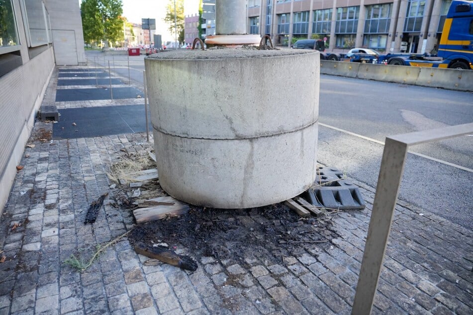 Die Brandstelle vor dem baden-württembergischen Innenministerium in Stuttgart.