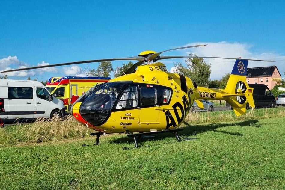Neben Polizei, Feuerwehr und Rettungsdienst war auch ein Hubschrauber im Einsatz.
