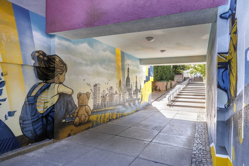 Das Graffiti von Künstler Christian Schenk soll den Durchgang zum Prohlis-Center freundlicher wirken lassen.
