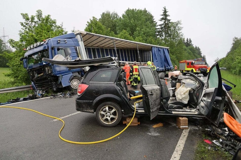 Der Pkw stieß frontal mit dem Lkw zusammen