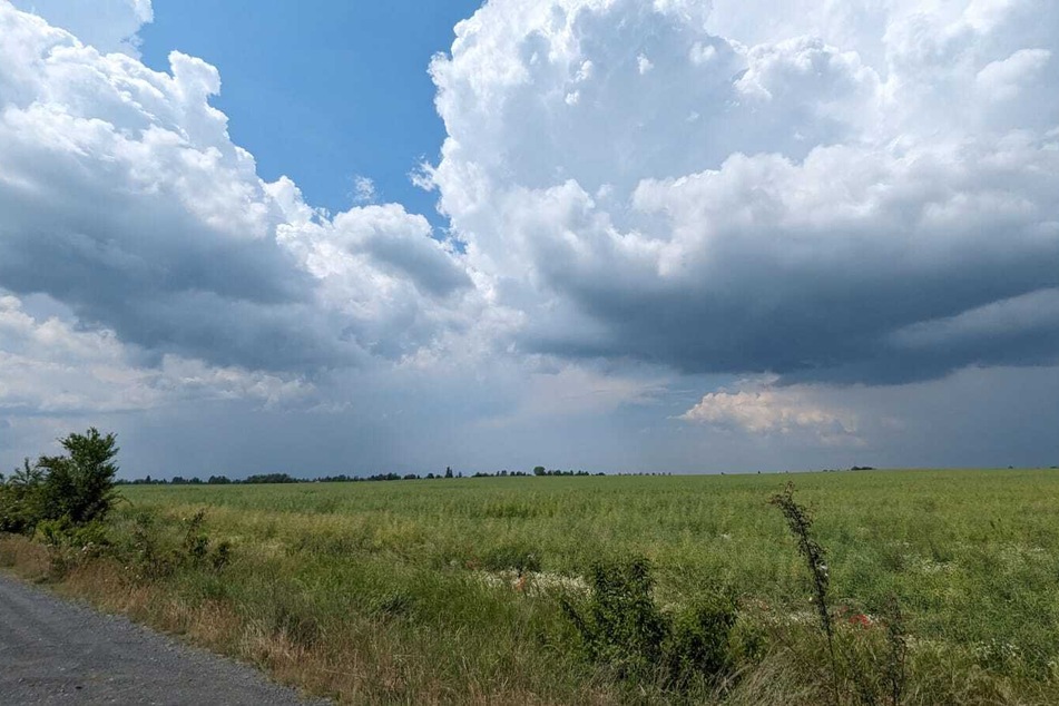 Aus dem Nordosten schoben sich die Gewitter- und Regenwolken in Richtung Leipzig.