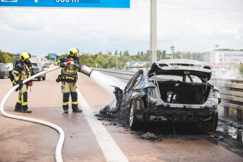 Die Insassen konnten sich rechtzeitig und selbstständig aus dem BMW befreien.