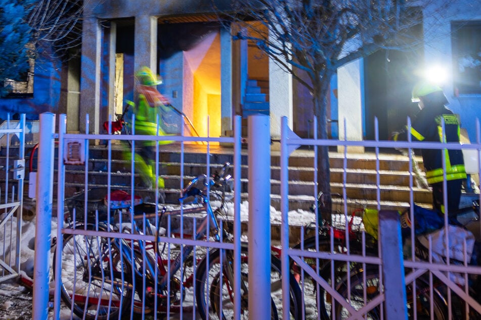 Eine Erdgeschoss-Wohnung in Frankfurt-Griesheim stand am Dienstagabend in Flammen.