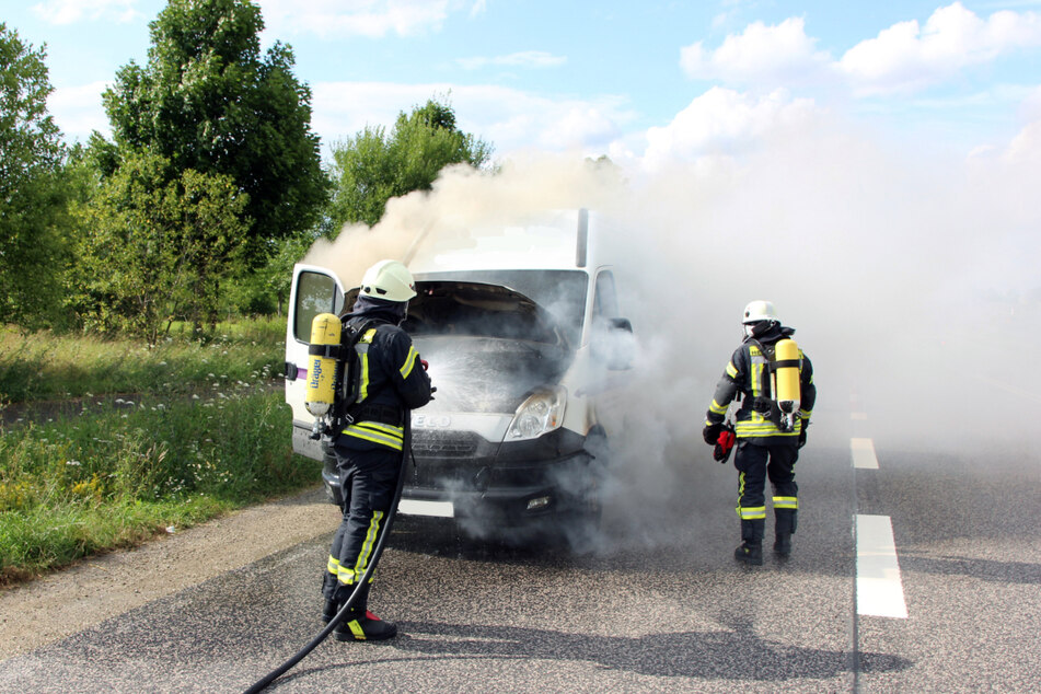 Die Feuerwehr löscht den brennenden Transporter.
