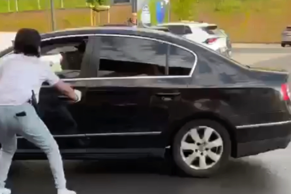 Ein Video auf Facebook zeigt den irrsinnigen Fluchtversuch - hier versucht eine Mitarbeiterin, das Auto aufzuhalten.